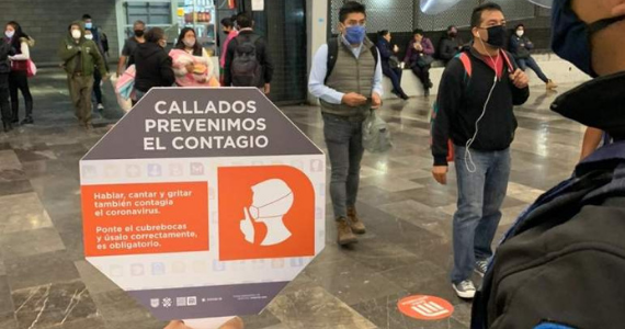 personas en el metro con tapabocas
